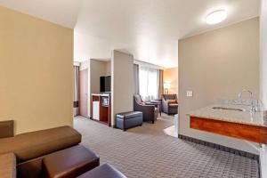 伯灵顿Comfort Suites Burlington的酒店客房设有带沙发的客厅和客厅。