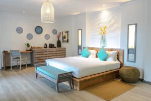 贝圣安那拉奇佩尔酒店的一间卧室配有一张大床和一张书桌