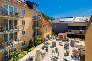 巴特尚道STEIGER Apparthotel Bad Schandau的公寓庭院设有桌椅,位于大楼内。