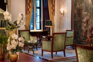 魏玛鲁瑟斯赫尔贝斯特韦斯特豪华酒店的用餐室配有桌椅和桌子。