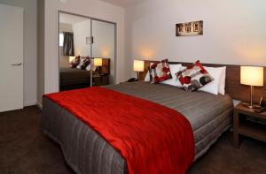 林肯林肯汽车旅馆 的一间卧室配有一张带红色毯子的大床