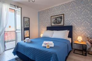 帕格Rooms Villa Padre的一间卧室配有蓝色的床和毛巾