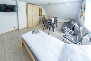 奥尔什丁Stara Piekarnia - Plac Lotników的卧室配有一张床和一张桌子及椅子