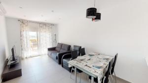 罗尔丹Casa Las Islas - A Murcia Holiday Rentals Property的客厅配有桌子和沙发