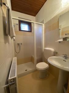 米苏丽娜Appartamenti Sorapiss的浴室配有卫生间、浴缸和水槽。