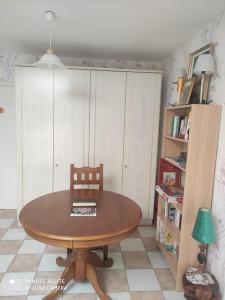 HagécourtPOIRSON THIERY的餐桌、椅子和书架