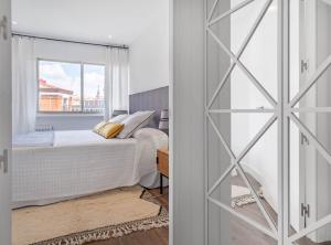 马德里Principe de Vergara I的一间卧室设有一张床和一个窗口