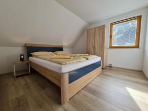博希尼Apartments Irena的一间卧室设有一张床和一个窗口
