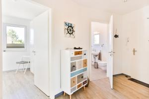 阿尔特费尔Ferienwohnung Sundblick的白色的浴室设有卫生间和镜子