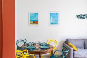 圣马洛Le Reef - Pépite dans l'Intramuros的一间带桌椅的用餐室