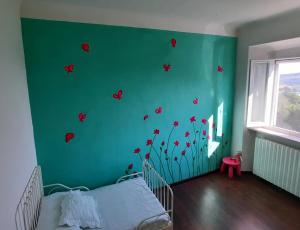 圣马力诺La casa di Montegiardino的一间卧室,墙上有红色蝴蝶,
