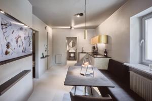 布列瑟农Stufels 7 Design Apartment with Brixen Card的一间带桌子的客厅和一间厨房