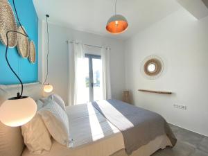 佩里萨Marton Perissa的一间卧室配有一张蓝色墙壁的床
