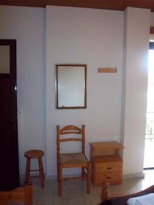 普利斯拉Poulithra Beach的一间带椅子、桌子和镜子的房间