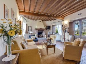 拉达-因基安蒂Holiday Home Villa del Poggio by Interhome的客厅配有沙发、椅子和壁炉