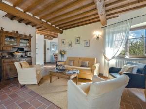 拉达-因基安蒂Holiday Home Villa del Poggio by Interhome的客厅配有白色的椅子和桌子