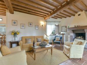 拉达-因基安蒂Holiday Home Villa del Poggio by Interhome的客厅配有家具和壁炉