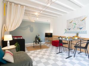 比亚里茨Apartment Coulaoun by Interhome的客厅配有沙发和桌子