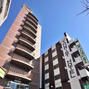 松本松本观光酒店的建筑的侧面有标志