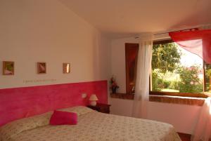 蒙特普齐亚诺伊尔坎塔斯托里农家乐的一间卧室设有一张床和一个窗口