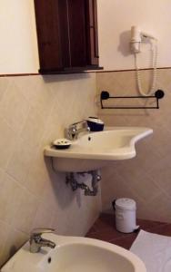 蒙特普齐亚诺伊尔坎塔斯托里农家乐的一间带水槽和卫生间的浴室