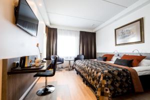 伊纳利因阿里酒店的配有一张床和一张书桌的酒店客房