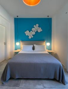 佩里萨Marton Perissa的一间卧室配有一张大床和蓝色床头板