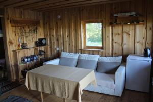 KülitseBeautiful private cabin near Tartu的客厅配有沙发和桌子