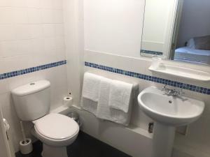 沃利Whalley Abbey - Christian Retreat House offering B&B的白色的浴室设有卫生间和水槽。