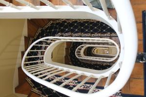 莫尔莱Duc de Bretagne Luxury Apparthotel的黑白两边的螺旋楼梯