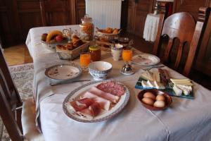 TalizatLe Château de Vernières的一张桌子,上面放着食物和水果盘