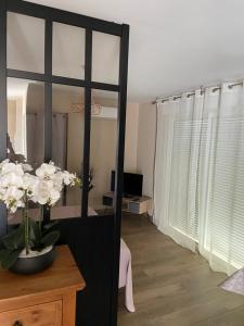科尔特villa donia的一间设有镜子和花瓶桌子的房间