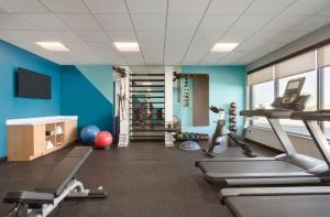 波特兰AVID Hotels Corpus Christi - Portland, an IHG Hotel的一间拥有蓝色墙壁的健身房和室内健身器材
