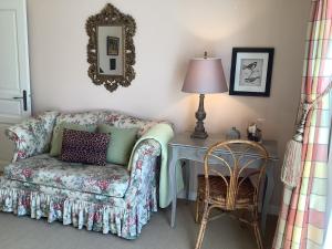 卡斯特尔Mille Fleurs a romantic enchanting renovated luxury Bastide with shared pool的客厅配有沙发和带台灯的桌子