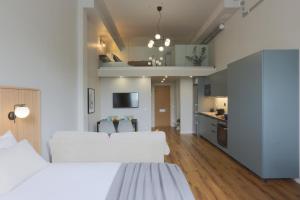 乌普萨拉Foundry Hotel Apartments的一间带2张白色床的卧室和厨房
