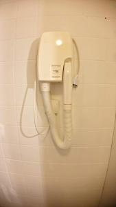 圣让皮耶德波尔Gîte BIDEAN的浴室墙上挂着的电话