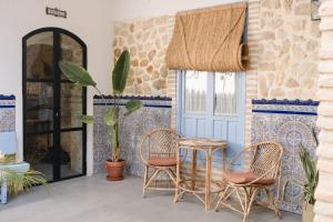 科尔多瓦CASA SIRFANTAS的一间设有两把椅子和一张桌子的房间,以及一扇门