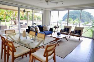 Azuero Lodge: Luxury Beachfront condo- Playa Venao的休息区