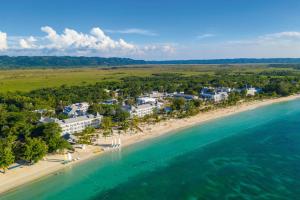 尼格瑞尔Riu Palace Tropical Bay - All Inclusive的海滩上的度假村的空中景致