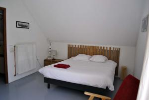La Motte-en-ChampsaurAUBERGE GAILLARD的卧室配有白色的床和红色毛巾