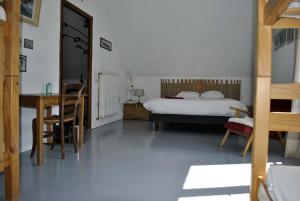 La Motte-en-ChampsaurAUBERGE GAILLARD的卧室配有一张床和一张桌子及椅子