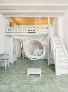 阿斯提帕莱亚镇Kalderimi Residencies的客房设有双层床和楼梯。