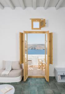 阿斯提帕莱亚镇Kalderimi Residencies的客厅设有一扇门,享有海景