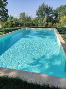 巴尼奥维尼奥尼Agriturismo La Poderina的庭院里的一个蓝色海水游泳池