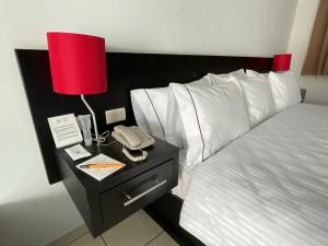 Hotel Suites del Real客房内的一张或多张床位