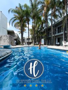 瓜达拉哈拉Hotel Suites del Real的棕榈树度假村的游泳池