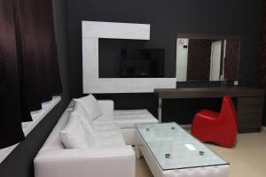 鲁塞Bedroom Place Guest Rooms的客厅配有白色沙发和红色椅子