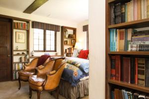 蒙特雷老蒙特里住宿加早餐旅馆的一间房间,配有两把椅子和一张带书籍的床