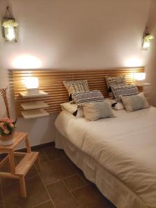 米拉多罗Santiago Sur, Camino Portugués的一间卧室设有两张床和木制床头板