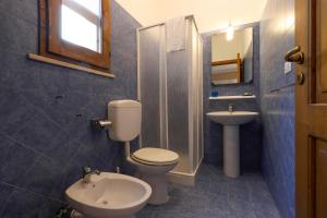 佩斯科勒海滨Tenuta Li Fani Residence Hotel的一间带卫生间和水槽的浴室